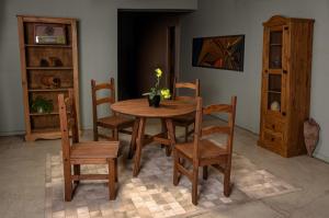 ARTENA JGO.COMEDOR REDONDO 4 SILLAS CERA
